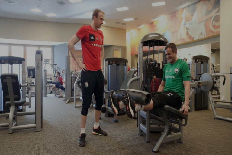 gemini-2.5-flash-image_Popraw_tylko_rozmiar_zdjęcia_TEN_SAM_ZAWODNIK_–_identyczna_twarz_zarost_sylwe-0-2-2