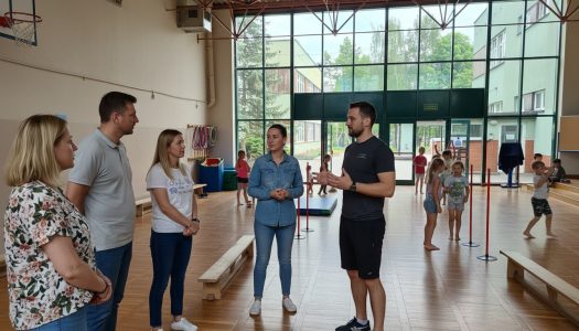 gemini-2.5-flash-image_Use_the_uploaded_reference_image_as_the_primary_reference_for_the_trainer_only._-0-6